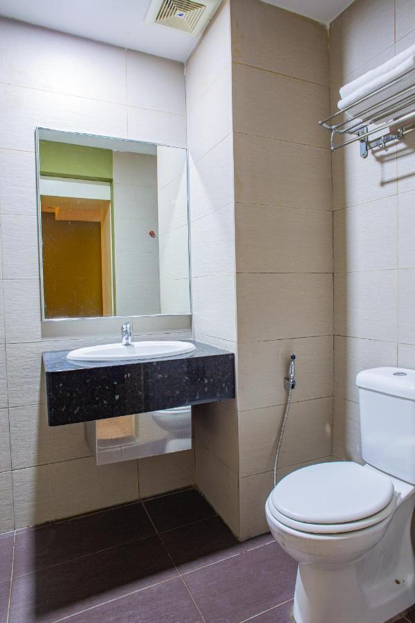 Hotel 101 Permas Jaya Johor Bahru Exterior photo