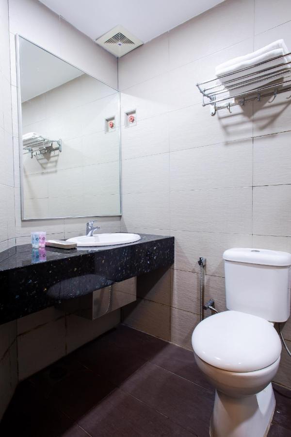 Hotel 101 Permas Jaya Johor Bahru Exterior photo